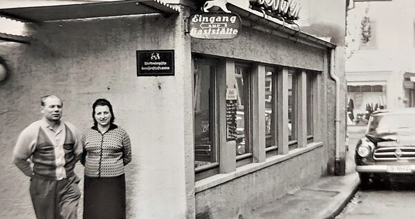 Ernst und Rosa Bauer, die langjährigen Löwen-Wirtsleute um das Jahr 1960 vor dem Wirtshauseingang.