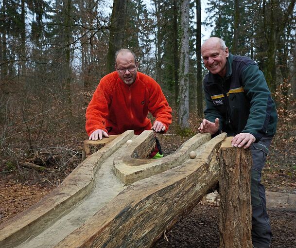 Förster Jürgen Weis (rechts) und Waldarbeiter Christian Ruge testen, welche Kugel schneller am Ziel sein wird.