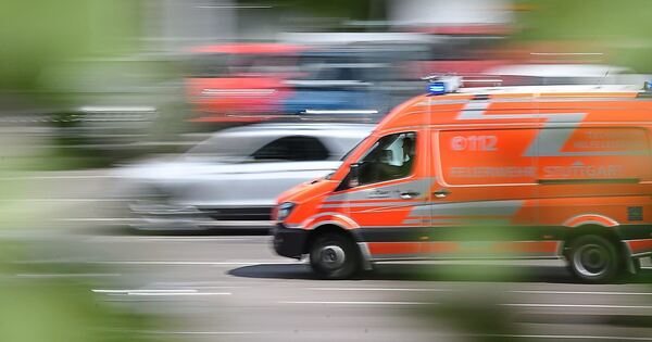 Autofahrer-bersieht-Rettungswagen-Zusammensto-auf-der-B27-bei-Ludwigsburg