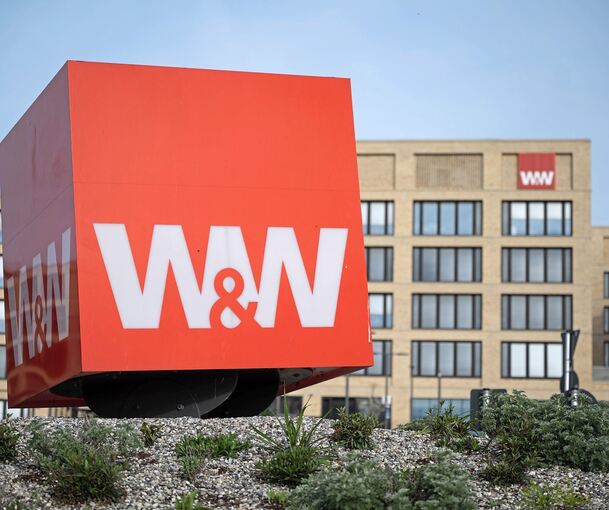 Kornwestheim: Das Logo des Finanzkonzerns Wüstenrot & Württembergische Gruppe (W&W) ist am Firmencampus zu sehen