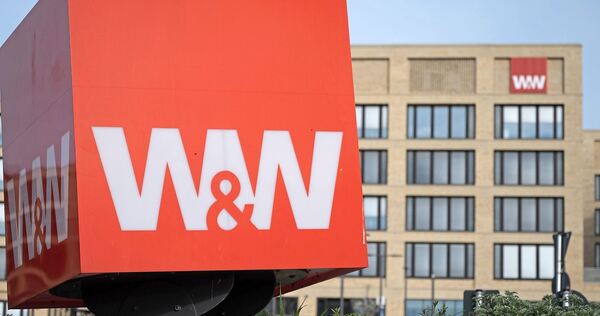 Kornwestheim: Das Logo des Finanzkonzerns Wüstenrot & Württembergische Gruppe (W&W) ist am Firmencampus zu sehen