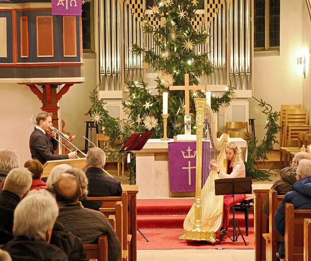 Emily Jaulmes an der Harfe und Posaunist Matthias Nassauer musizieren gemeinsam.
