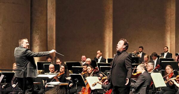 Metallische Strahlkraft: Beim Neujahrskonzert der Württembergischen Philharmonie Reutlingen im Forum ist der Tenor Eduardo Aladrén der Solist.