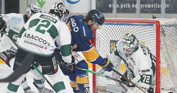 Starker Steelers-Rückhalt: Florian Mnich (rechts) pariert gegen Füchse-Stürmer Alexis D’Aoust. Benedikt Jiranek kommt hier zu spät.
