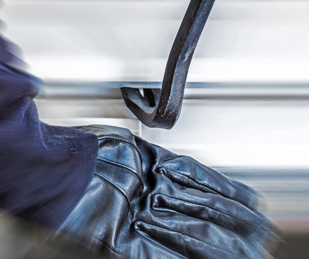 Die Polizei sucht Zeugen zu einem Einbruch.