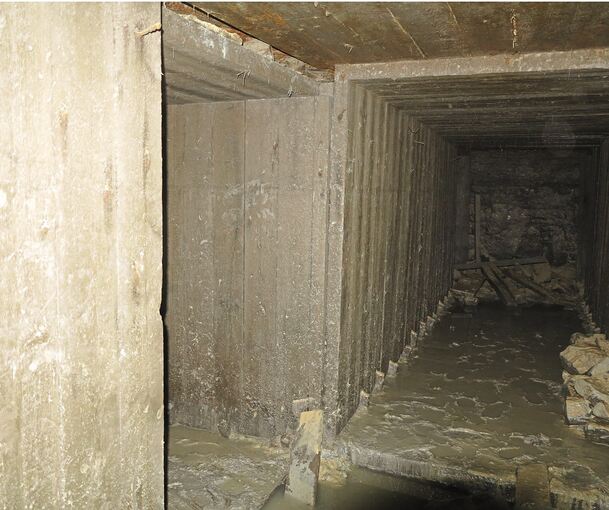 Blick in das stollenartige Bauwerk, das die Zeit erstaunlich gut überdauert hat.