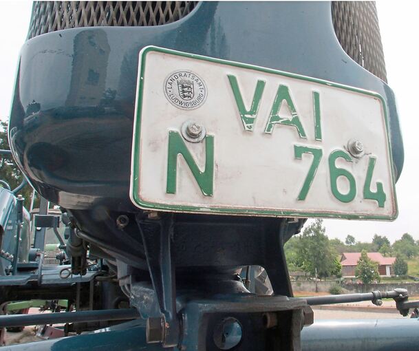 Auch auf landwirtschaftlichen Fahrzeugen und Maschinen ist das Kennzeichen zu sehen.