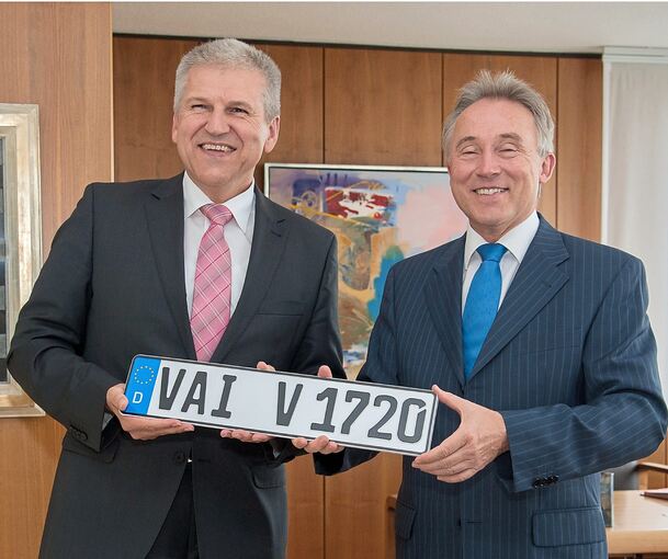 Seit 2014 ist das VAI-Kennzeichen erhältlich. Der ehemalige Vaihinger OB Gerd Maisch (links) kämpfte für dessen Einführung. Ex-Landrat Dr. Rainer Haas musste sich der Mehrheit im Ausschuss für Umwelt und Technik beugen.