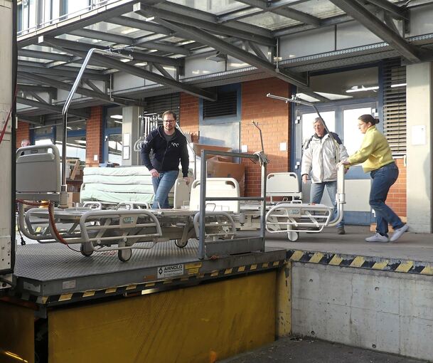 Fabian Sautter, Pflegecontrolling und Digitalisierung (links) beim Beladen der Pflegebetten zusammen mit Ulrich Hirsch (Mitte) u Fabian Sautter, Pflegecontrolling und Digitalisierung (links) beim Beladen der Pflegebetten zusammen mit Ulrich Hirsch (Mitte) und einer weiteren Mitarbeiterin der RKH Kliniken.