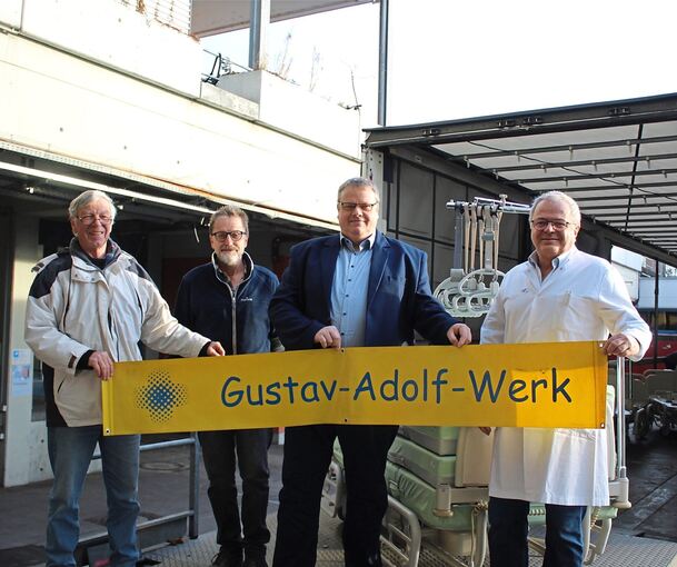 Bei der Übergabe der Pflegebetten an GAW-Projektleiter Ulrich Hirsch (links) und GAW-Mitarbeiter Josef Sprünger freuen sich der Bei der Übergabe der Pflegebetten an GAW-Projektleiter Ulrich Hirsch (links) und GAW-Mitarbeiter Josef Sprünger freuen sich der ärztliche Direktor Prof. Dr. Max Härle(rechts) und der Pflegedirektor Bernhard Klink.