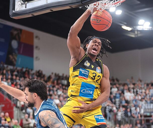 Aus dem Weg: Keeshawn Kellman (rechts) räumt Marcel Keßen bei seinem Dunk zum Ende des ersten Viertels ab.