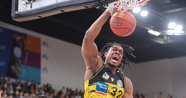 Aus dem Weg: Keeshawn Kellman (rechts) räumt Marcel Keßen bei seinem Dunk zum Ende des ersten Viertels ab.