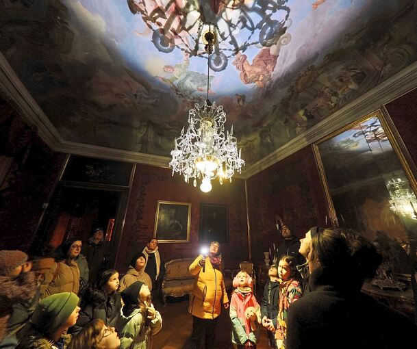 In der Dunkelheit glitzert der Kristallleuchter.