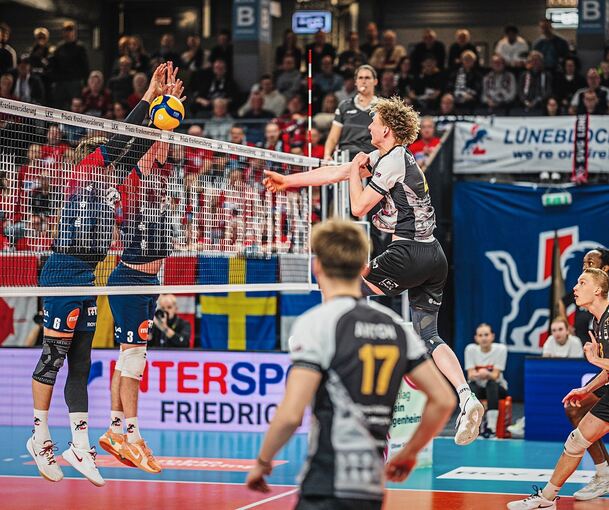 Ludwigsburgs Philipp Herrmann bleibt am Lüneburger Block hängen.