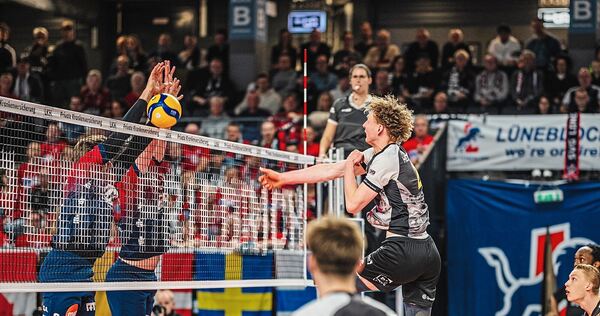 Ludwigsburgs Philipp Herrmann bleibt am Lüneburger Block hängen.