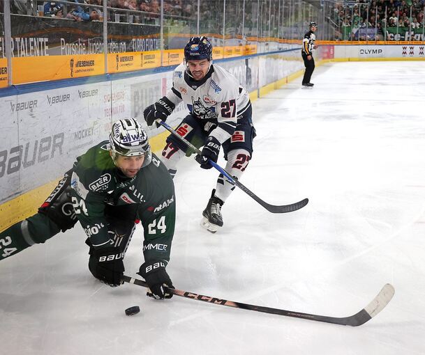 Ausgerutscht: Steelers-Stürmer Cole Fonstad verteidigt im Fallen den Puck gegen den heranstürmenden Kasseler Michael Bartuli.