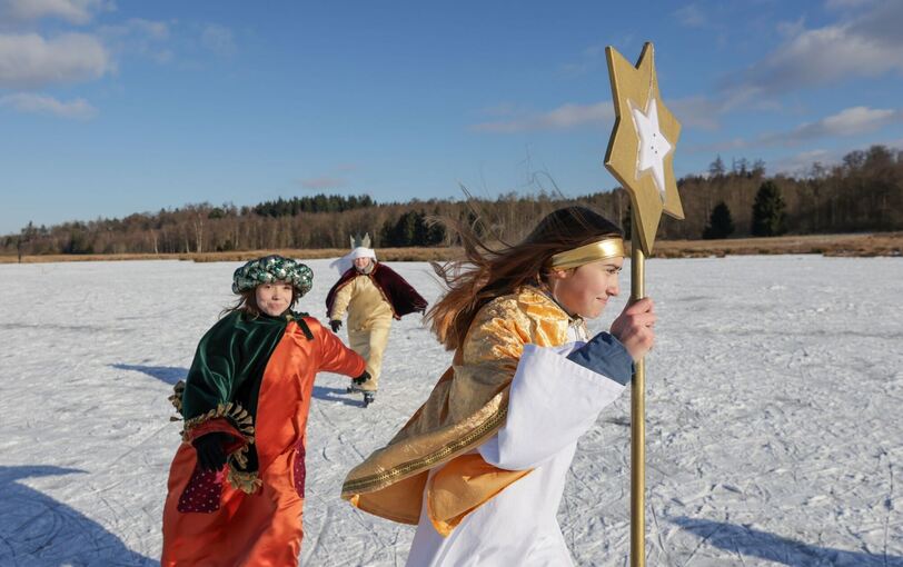 Sternsinger auf Schlittschuhen