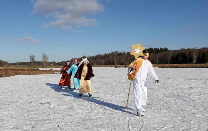 Sternsinger auf Schlittschuhen