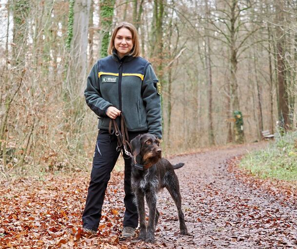 Ihr Hund Pax begleitet Lia Ternes im Wald fast ständig.