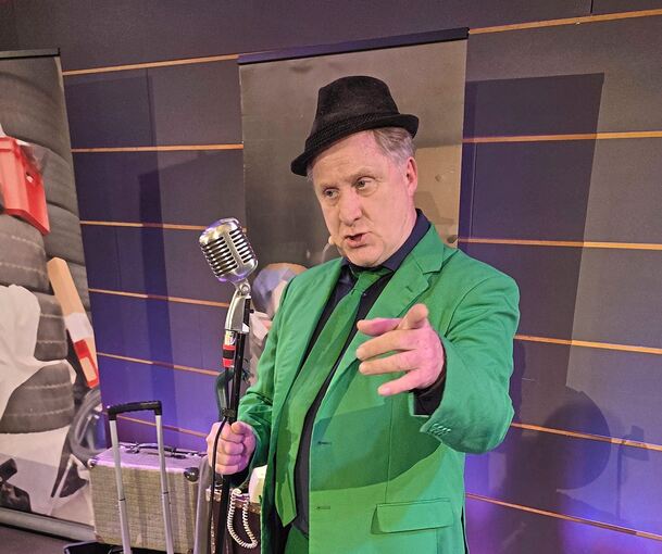 Auftritt im quietschgrünen Anzug: Bernd Kohlhepp als Herr Hämmerle.