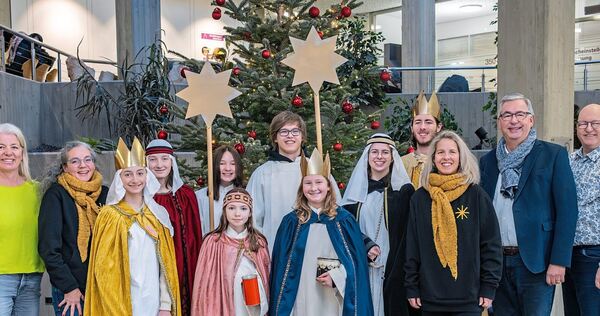 Landrat Dietmar Allgaier (Zweiter von rechts) begrüßt Sternsinger aus Kornwestheim im Kreishaus.