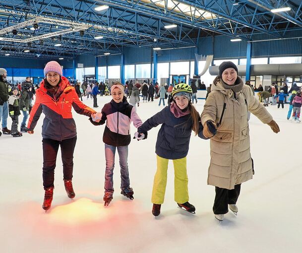 Kameliya Petkov, Dalia Petkov, Melanie Joos und Beatrice Joos (v.l.) genießen den letzten Ferientag auf der Eisbahn.