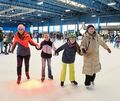 Kameliya Petkov, Dalia Petkov, Melanie Joos und Beatrice Joos (v.l.) genießen den letzten Ferientag auf der Eisbahn.