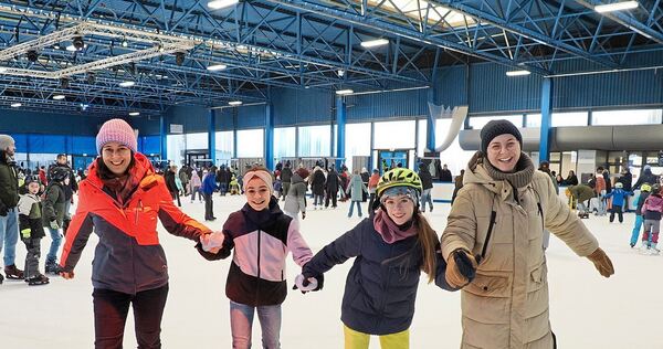Kameliya Petkov, Dalia Petkov, Melanie Joos und Beatrice Joos (v.l.) genießen den letzten Ferientag auf der Eisbahn.
