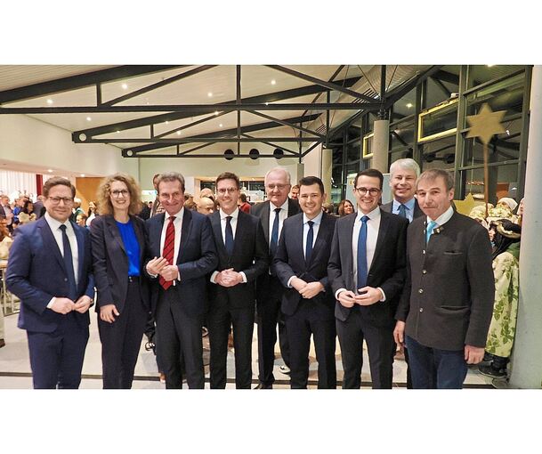 Markgröningen erlebt zum Beginn der schwäbisch-alemannischen Fasnet einen Auftritt der CDU-Granden - neben Manuel Hagel (Vierter von links) sind auch der frühere Ministerpräsident Günther Oettinger (links daneben) und der Kreisverbandsvorsitzende Rai