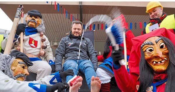 Die Narren schrubben die Füße von Bürgermeister Thomas Winterhalter.