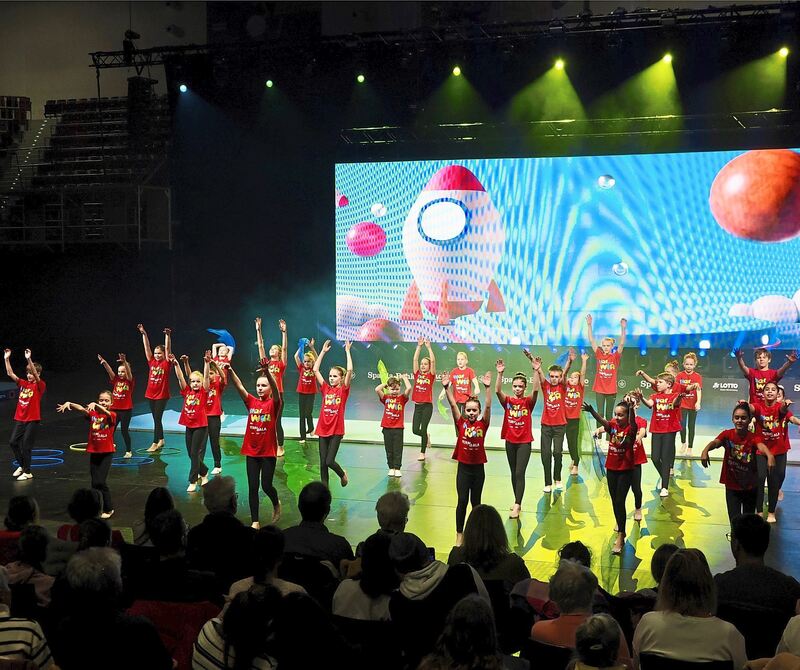 Die Kinder des TV Sersheim auf der großen Bühne.