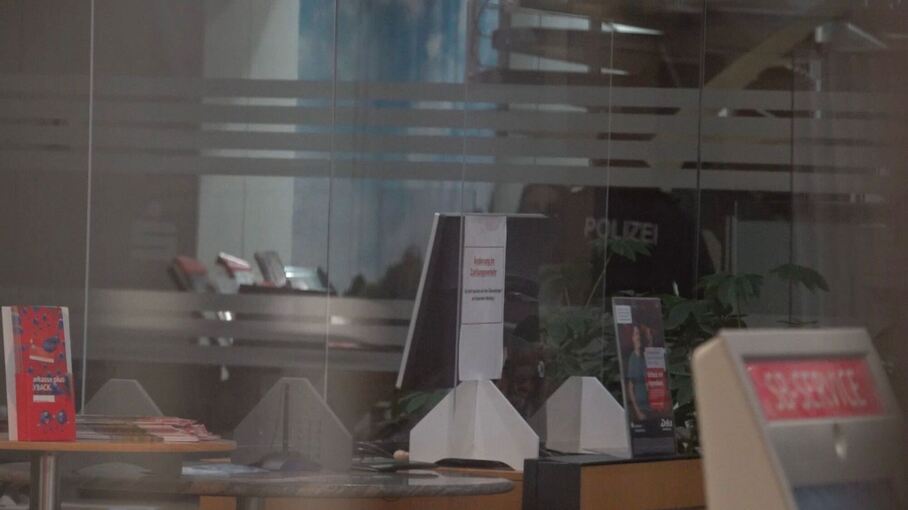 Polizei durchsucht Sparkasse nach Millionen-Coup Polizei durchsucht Sparkasse nach Millionen-Coup