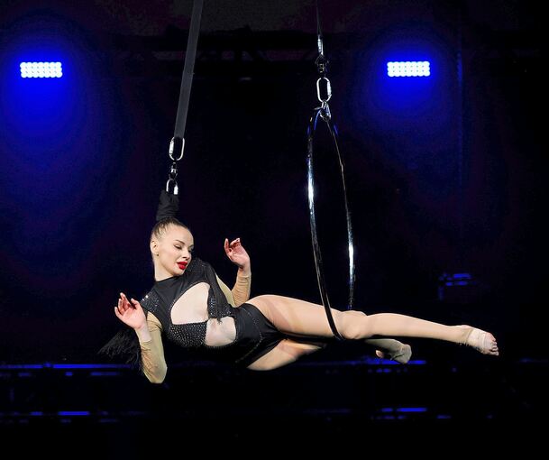 Lokale Sportler und Profis aus aller Welt machen die Turngala zu einem besonderen Erlebnis. Alina Hryshkova zeigte atemberaubende Luftakrobatik.