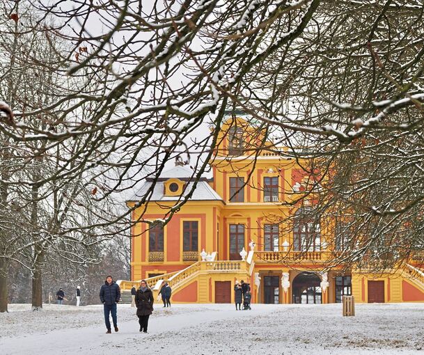 Wie Puderzucker liegt der Schnee rund um das Schloss Favorite in Ludwigsburg.