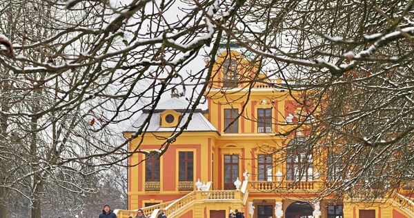 Wie Puderzucker liegt der Schnee rund um das Schloss Favorite in Ludwigsburg.