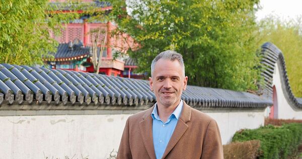 Für den Spaziergang mit unserer Zeitung hat sich SPD-Landtagskandidat Daniel Haas den Weg ausgesucht, der am Chinahaus vorbei entlang des Gründelbachs führt.