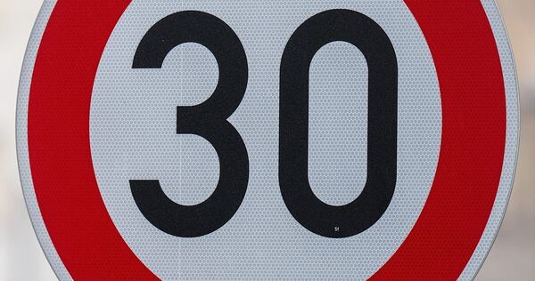 So hätten es sich viele Anwohner der Bahnhofstraße oder Möglinger Straße in Markgröningen gewünscht: Ein Schild weist Autofahrer auf Tempo 30 hin. Die Stadt kann sich allerdings nur zu einem Tempo-40-Limit durchringen.