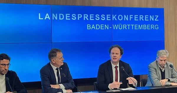 Vier Oberbürgermeister: Matthias Klopfer (Esslingen), Richard Arnold (Schwäbisch Gmünd), Matthias Knecht (Ludwigsburg) und Boris Palmer (Tübingen) (von links).