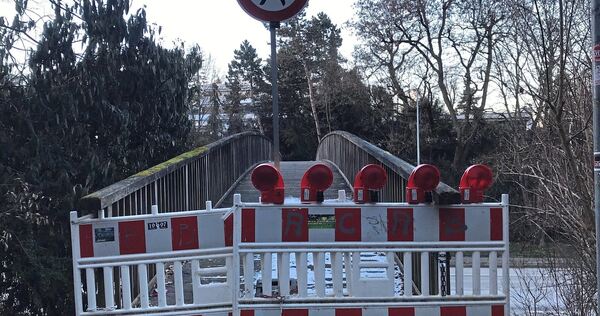 Jeden Winter das gleiche Schauspiel: Die Brücke wird gesperrt.