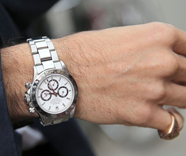 Bei den Durchsuchungen bei den beiden ehemaligen Sicherheitsmitarbeitern fand die Polizei jeweils eine Rolex. Doch woher stammten die Uhren und welchen Wert haben sie?