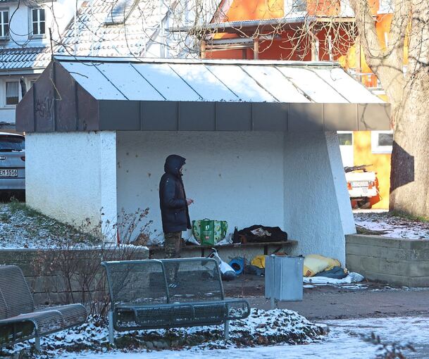 Das Buswartehäuschen am König-Wilhelm-Platz wird von einem Obdachlosen als Aufenthaltsort genutzt.