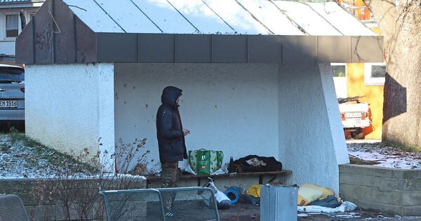 Das Buswartehäuschen am König-Wilhelm-Platz wird von einem Obdachlosen als Aufenthaltsort genutzt.