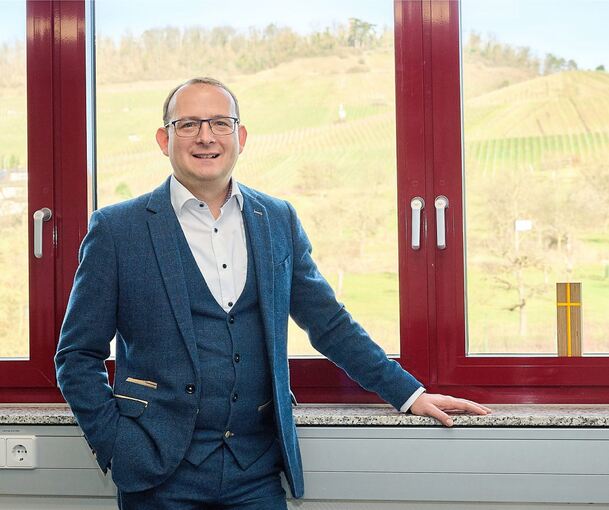 Blick auf Weinberg und Eselsburgturm: Ensinger-Chef Frank Lehmann in seinem Büro in dem Vaihinger Teilort. Am Fenster rechts steht das kleine Holzkreuz, auf das der Unternehmer immer wieder mal blickt - auch und gerade in schwierigen Situationen.