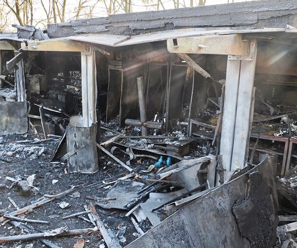 Das Feuer am späten Heiligabend hatte das Biergarten-Gebäude samt Innenleben zerstört.