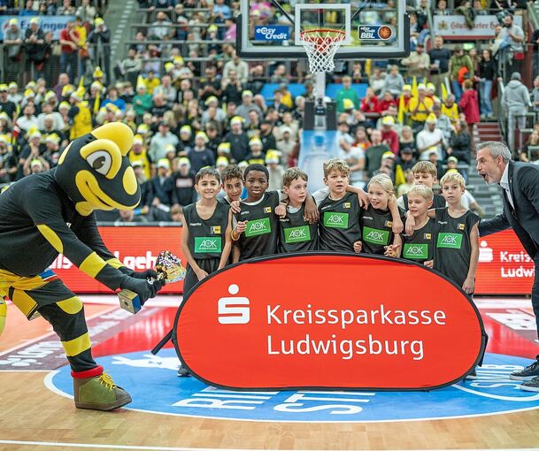 Neunfache Freude über die umjubelte Übergabe des Titels an die Sophie-Scholl-Schule.