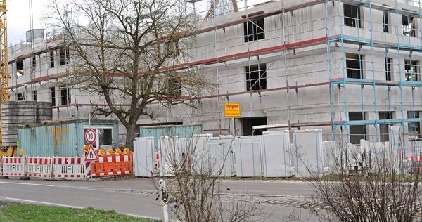 Das Bauprojekt an der Hauptstraße in Höpfigheim (hier von Mundelsheim her kommend gesehen) ruht derzeit.