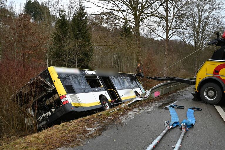 Linienbus rutscht Abhang hinunter Linienbus rutscht Abhang hinunter