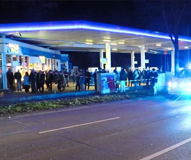 Kurz nach dem Unfall am 20. März 2025 haben sich zahlreiche Schaulustige an der Aral-Tankstelle in der Schwieberdinger Straße versammelt. Darunter sind auch Zeugen, die im Raserprozess am Landgericht Stuttgart aussagen.