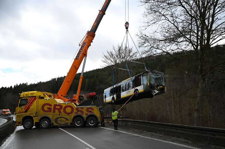 Linienbus rutscht Abhang hinunter Linienbus rutscht Abhang hinunter
