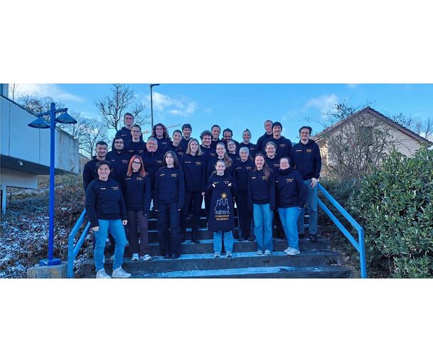 Zum 60-Jahr-Jubiläum wurden schwarze Hoodies für die Betreuer angefertigt - mit goldgelber Aufschrift „1966-2026“ und „Sternsinger Freiberg/Neckar“.